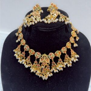 Luxurious Gold and Green Necklace with Floral Motifs